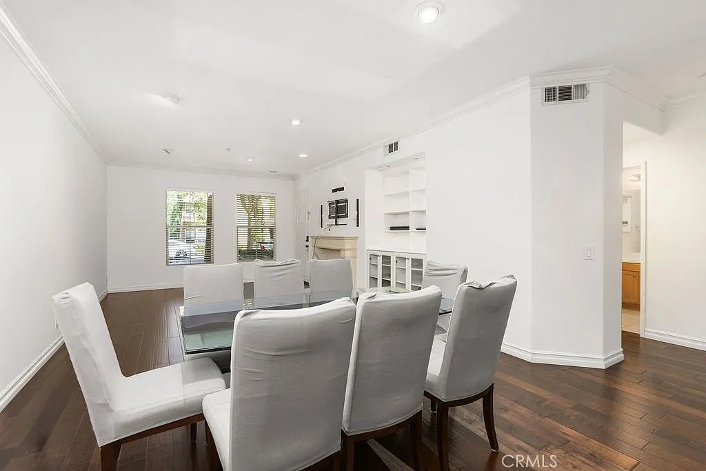 3 bed, 3.0 bath, 1843 sqft, $5,295 — Photo 3