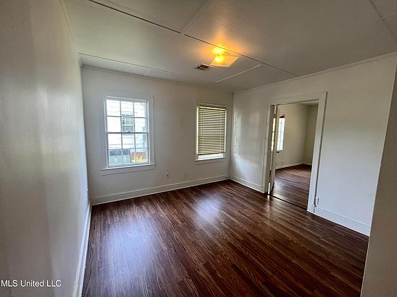 4th image of 802 Farmer St