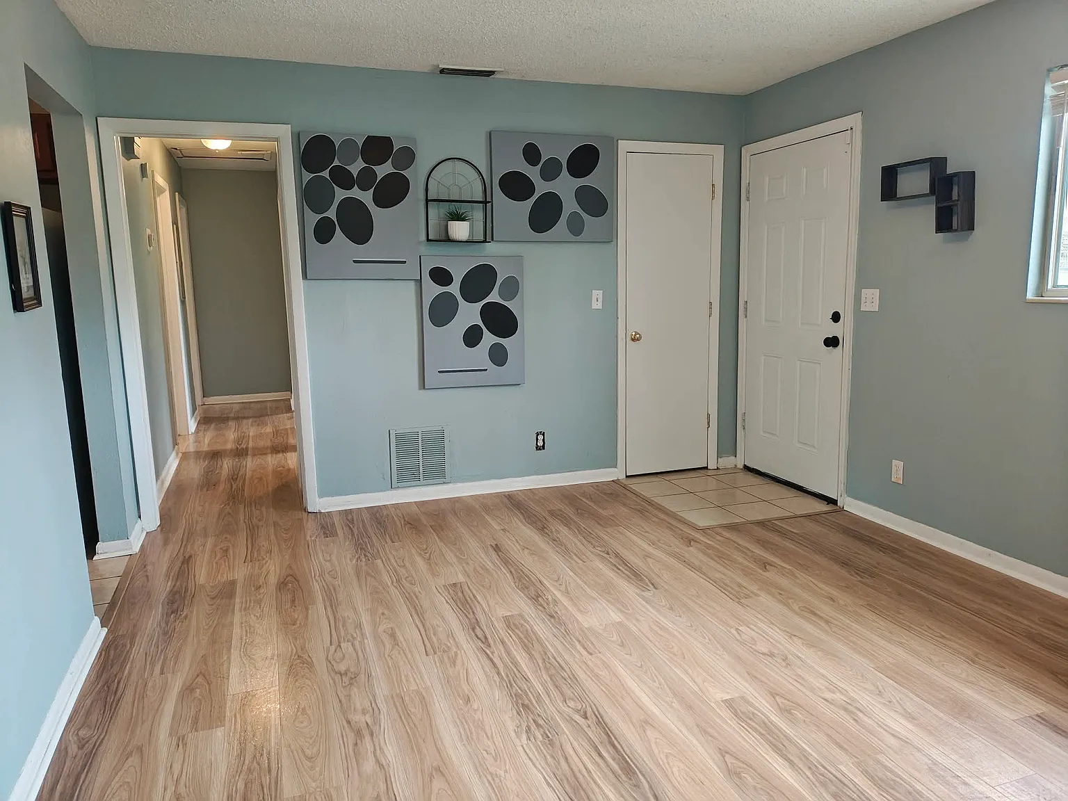 3 bed, 975 sqft, $1,390 — Photo 3