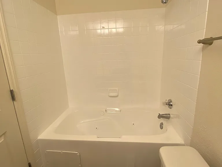 Willow Creek Apartments — Photo 24