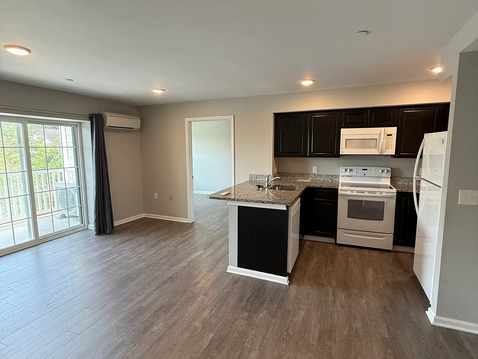 2 bed, 900 sqft, $2,200 — Photo 1