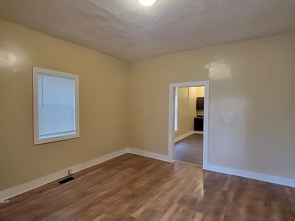 4th image of 1142 Blaine Ave