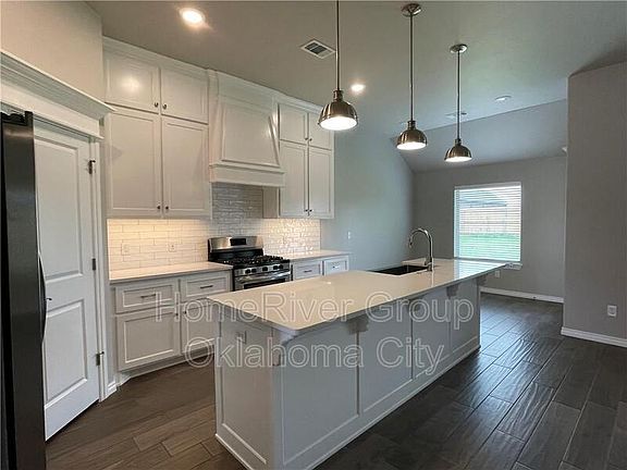3rd image of 4004 Palmetto Trl