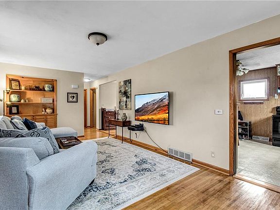 5th image of 935 Sweeney St
