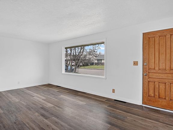 4th image of 957 Meadowbrook Ln