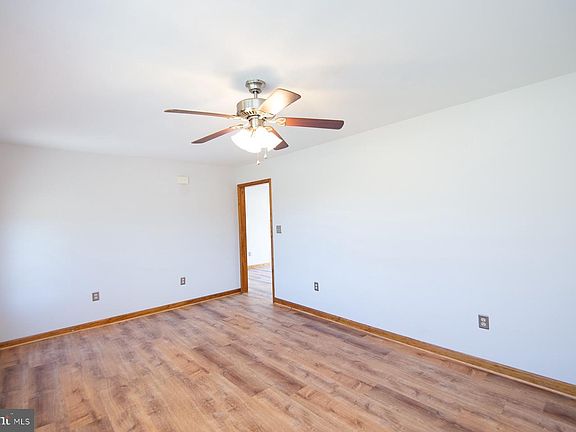 5th image of 107 Greenlawn Ln