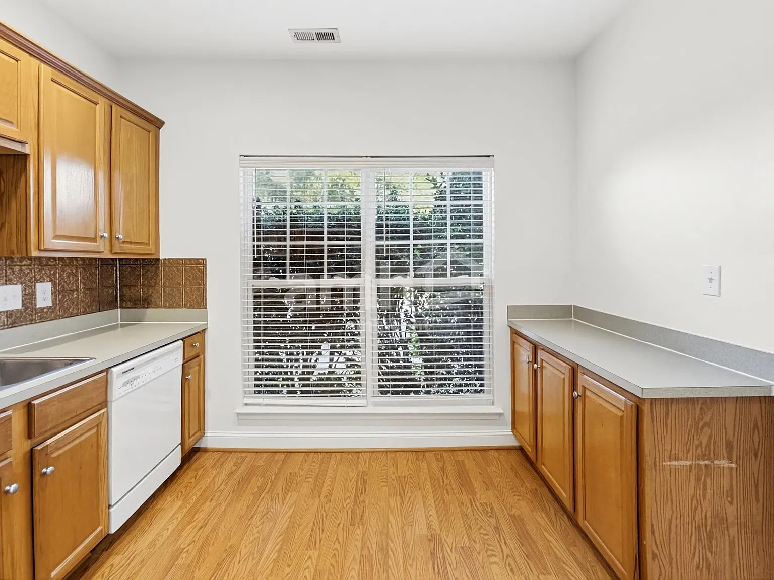 4 bed, 2.5 bath, 2295 sqft, $2,395 — Photo 3