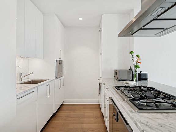 5th image of 460 W 42nd St #Ph3f