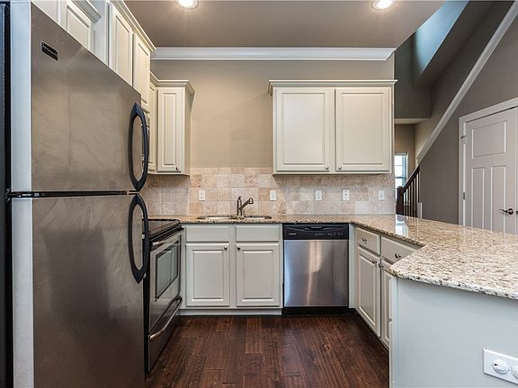 3rd image of 2605 SW Arbor Rd