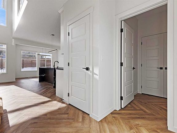 4th image of 229 Calhoun Cres NE