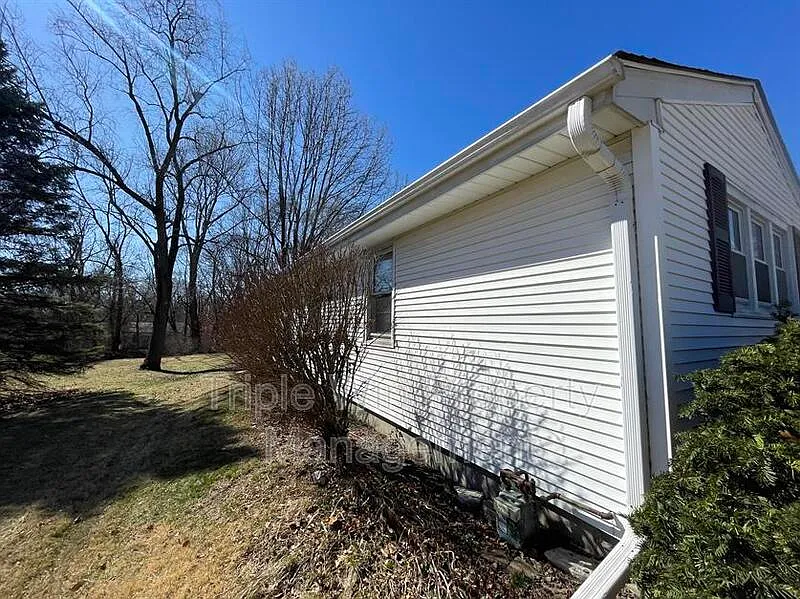3 bed, 1.0 bath, 1274 sqft, $1,600 — Photo 3