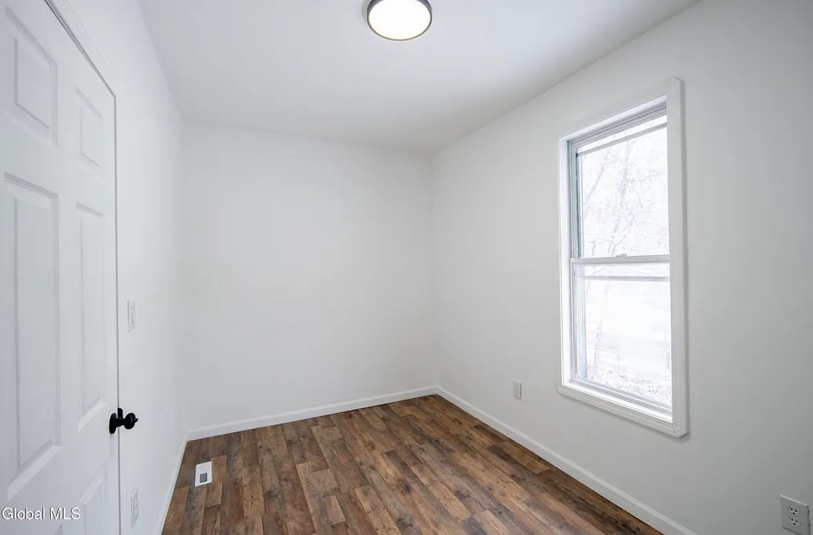 2 bed, 1600 sqft, $1,300 — Photo 3
