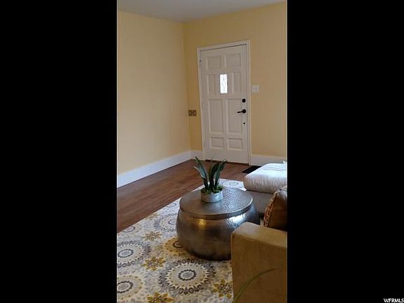 3rd image of 1528 E Glen Arbor St