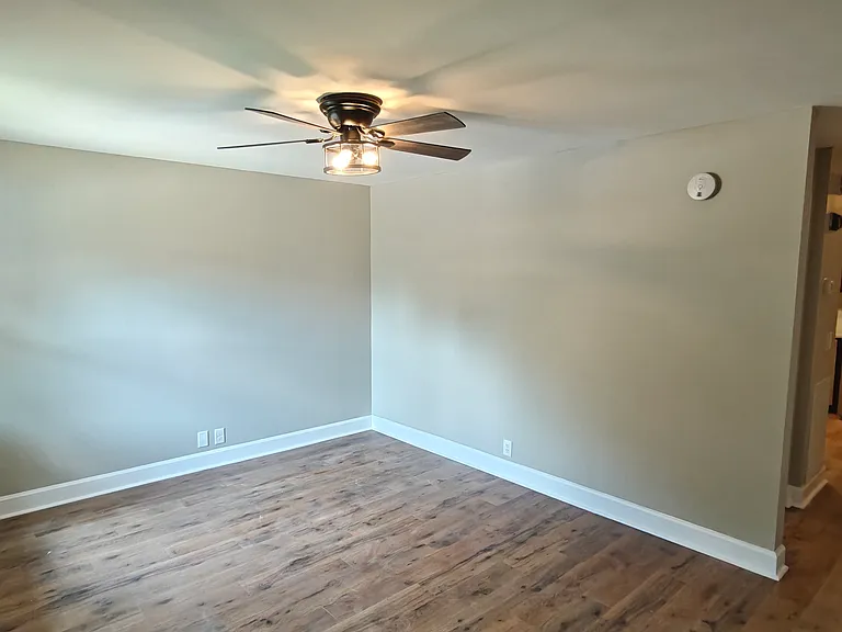 106 W Chestnut St — Photo 2