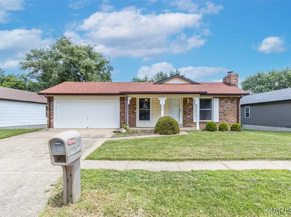 2472 Pheasant Run Dr, Maryland Heights, MO 63043