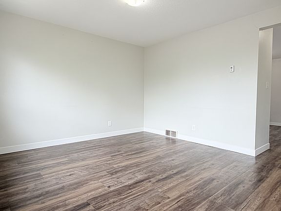 3rd image of 225 Queen St #11