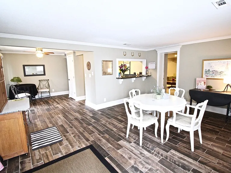 Plaza La Belle Apartments — Photo 19