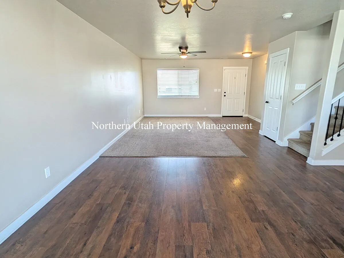 5 bed, 2.5 bath, $2,500 — Photo 3