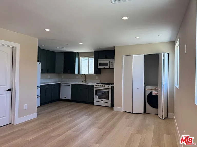 19104 Victory Blvd #19104 — Photo 4