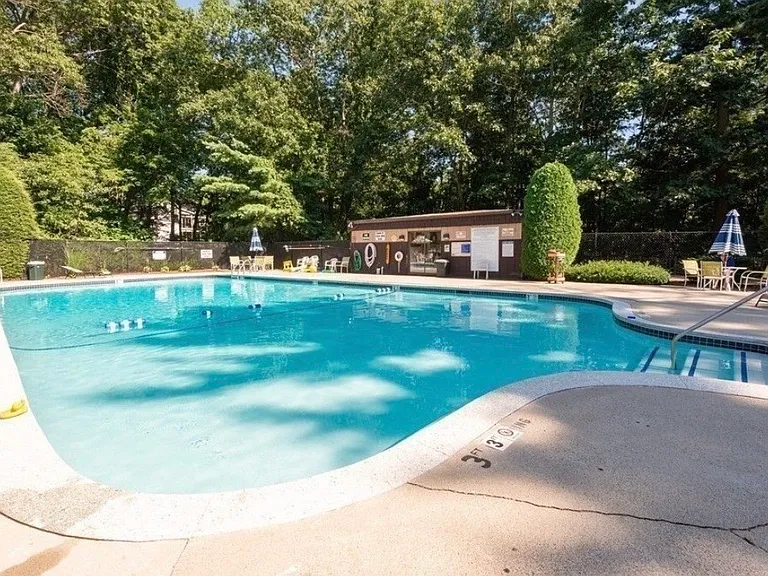 1 Greenbriar Dr #305 — Photo 23