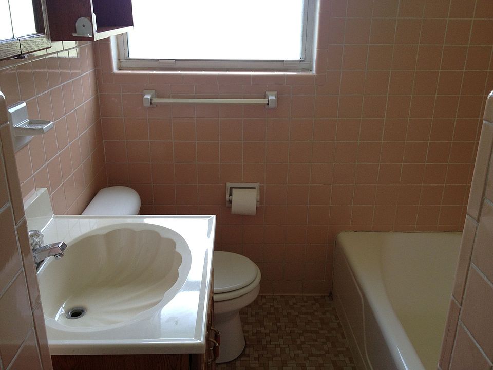 retro  looking bathroom!!