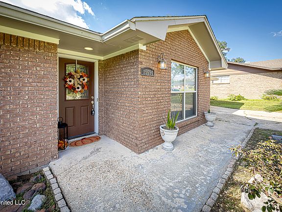 4th image of 15694 Parkwood Dr S