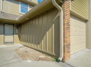 210 SW Pinetree Ln, Lees Summit, MO 64063