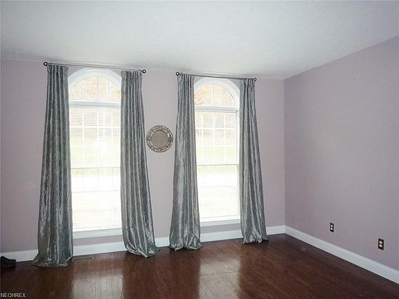 5th image of 225 Woodridge Dr