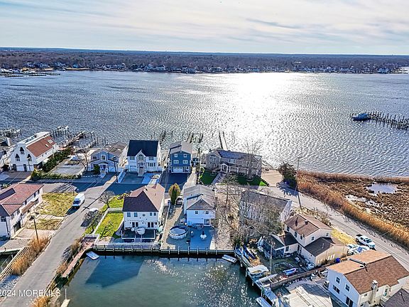 3rd image of 25 Island Drive