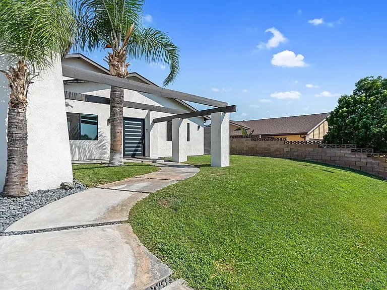 13940 Bermax Ave — Photo 2