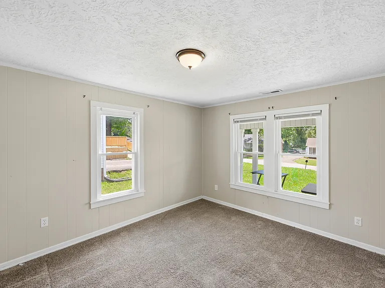 313 Knox St — Photo 12