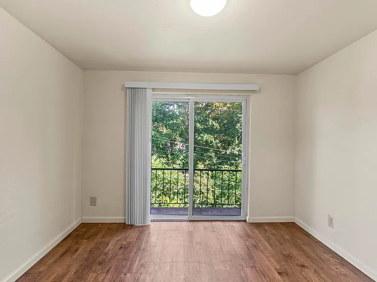 Westport Edge Apartments — Photo 51