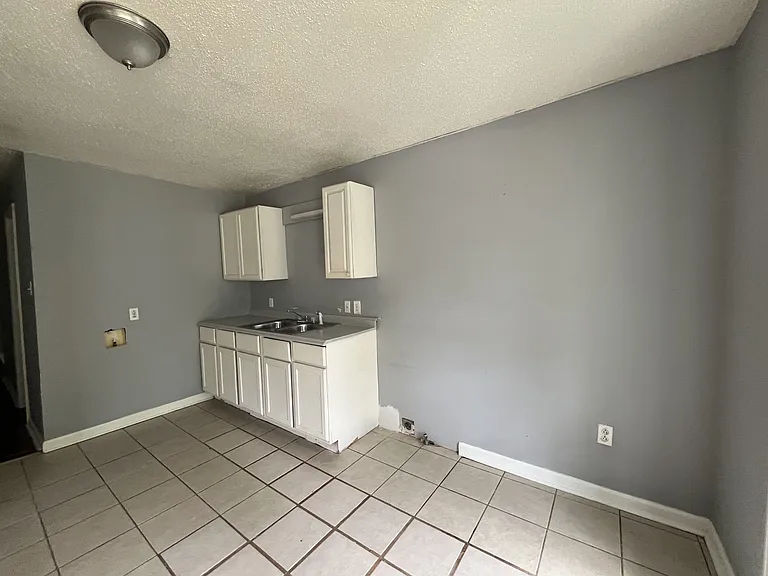 406 W Ripley Ave — Photo 2