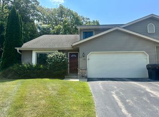 1456 Meadowcreek Ct, Pewaukee, WI 53072