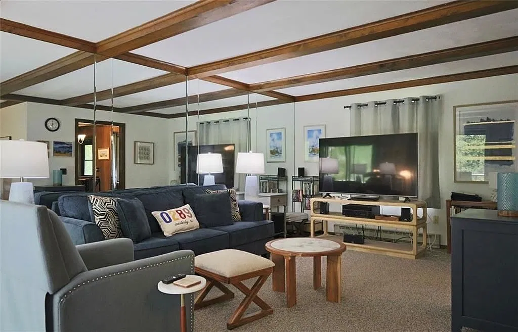 3 bed, 1.0 bath, 916 sqft, $2,300 — Photo 3