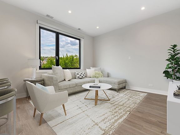 4th image of 1964 N Milwaukee Ave #302