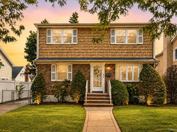 82-11 262nd street, Floral Park, NY 11004