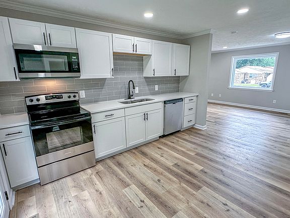 4th image of 286 Chapman St