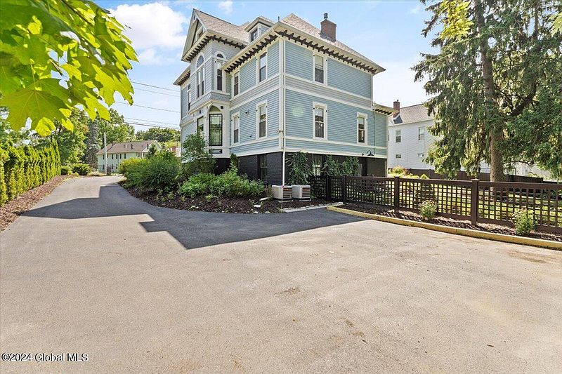4th image of 460 Pawling Avenue