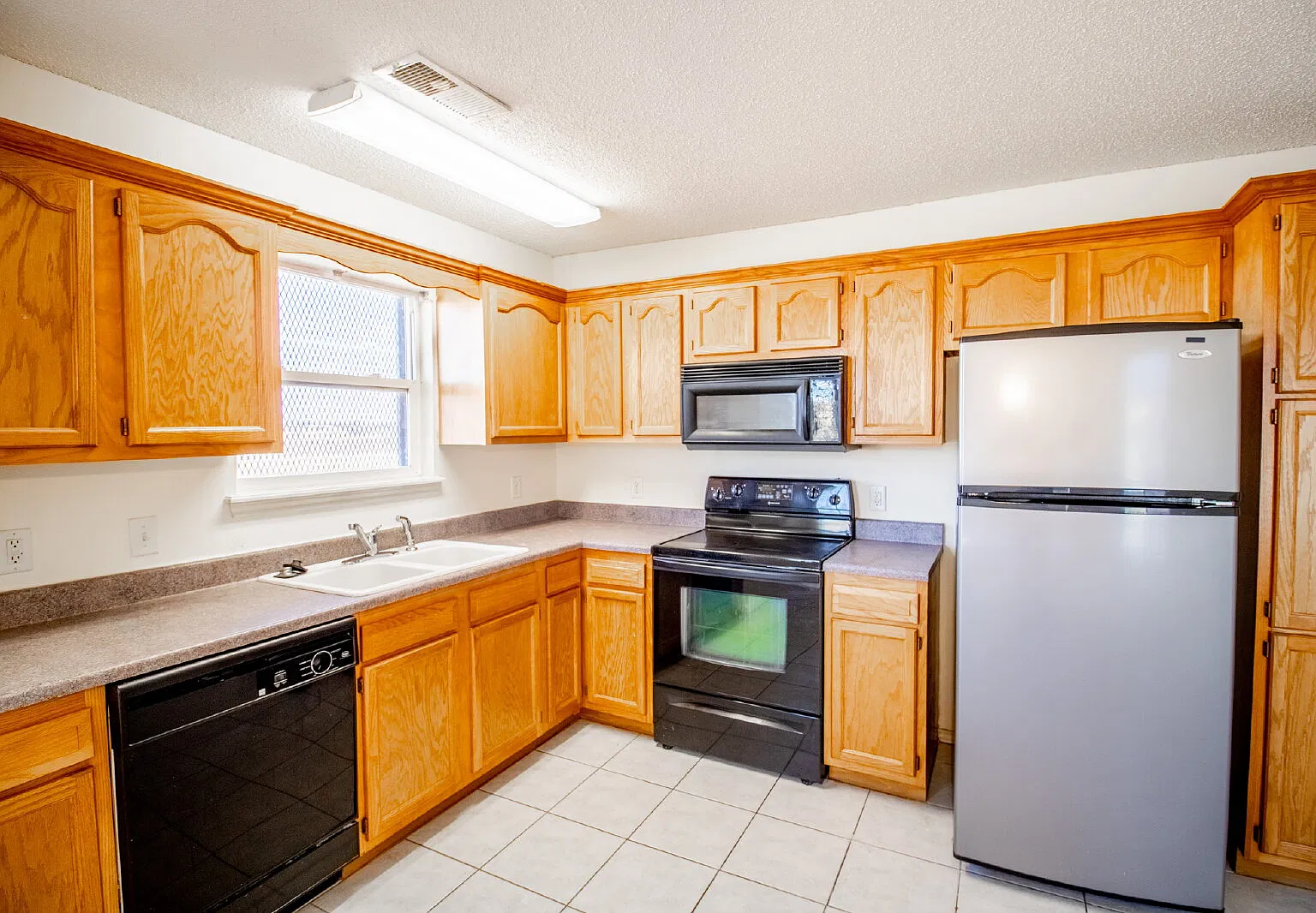 3 bed, 2.0 bath, 1265 sqft, $1,400 — Photo 4