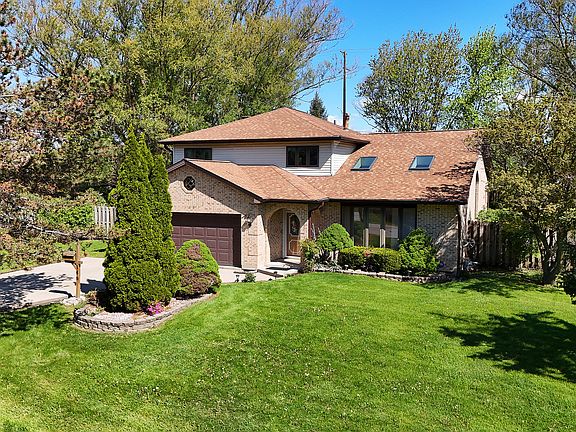 2nd image of 160 Aster Ln