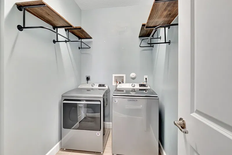 3 bed, 2.5 bath, 1874 sqft, $3,799 — Photo 2