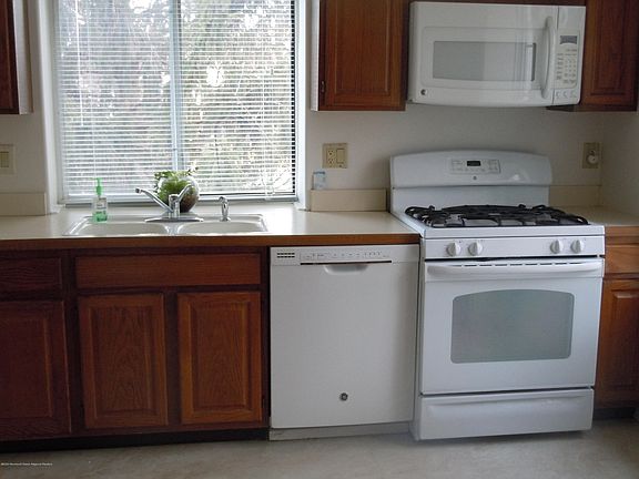 2nd image of 1062B Buckingham Dr