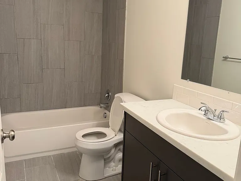 1714 Columbia Street 305 W — Photo 8
