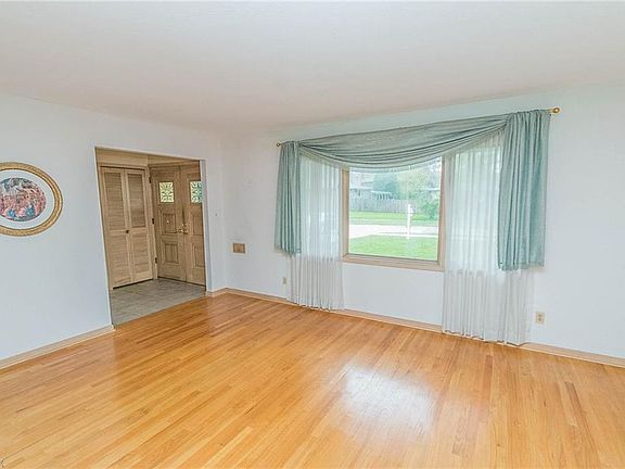 3rd image of 941 E Dartmoor Ave