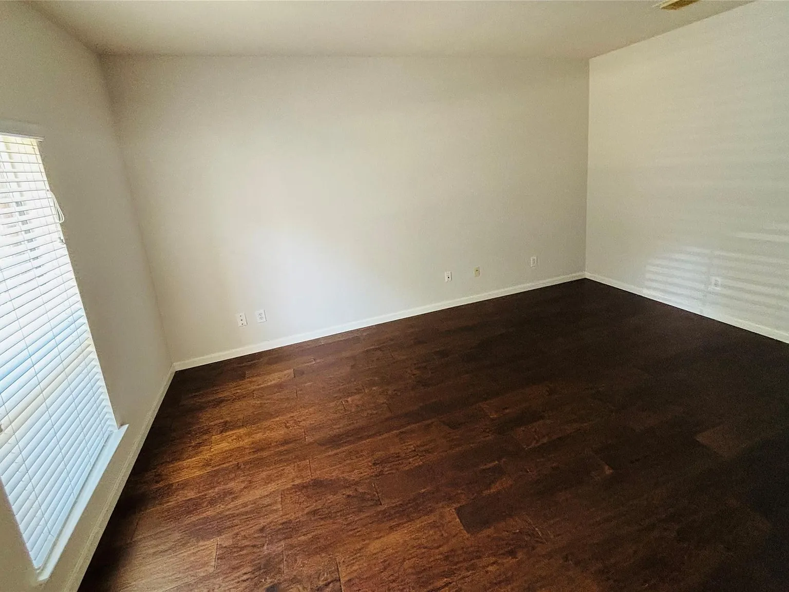 3 bed, 2.5 bath, 2707 sqft, $2,300 — Photo 4