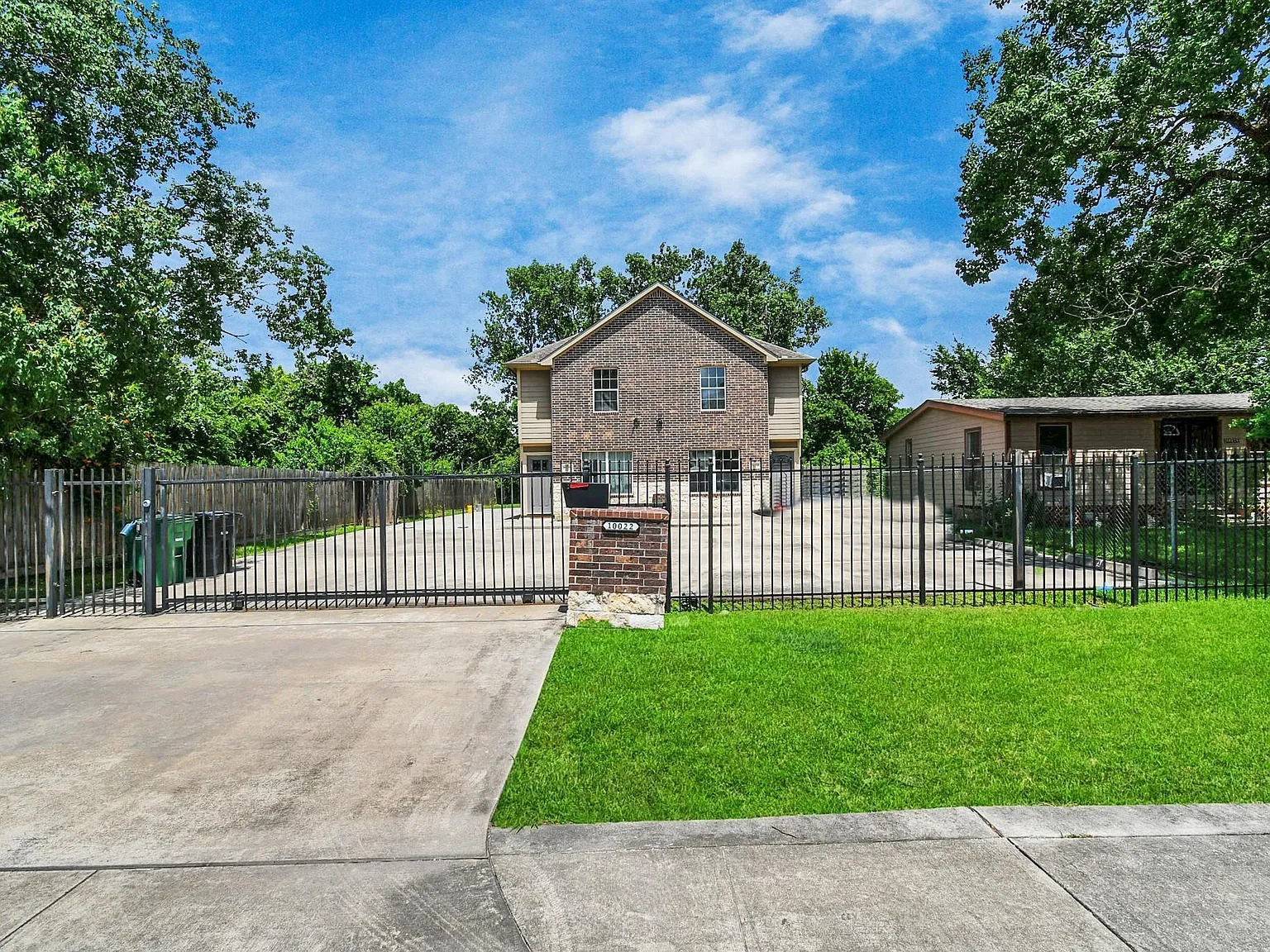 2 bed, 1.5 bath, 2068 sqft, $1,500 — Photo 2