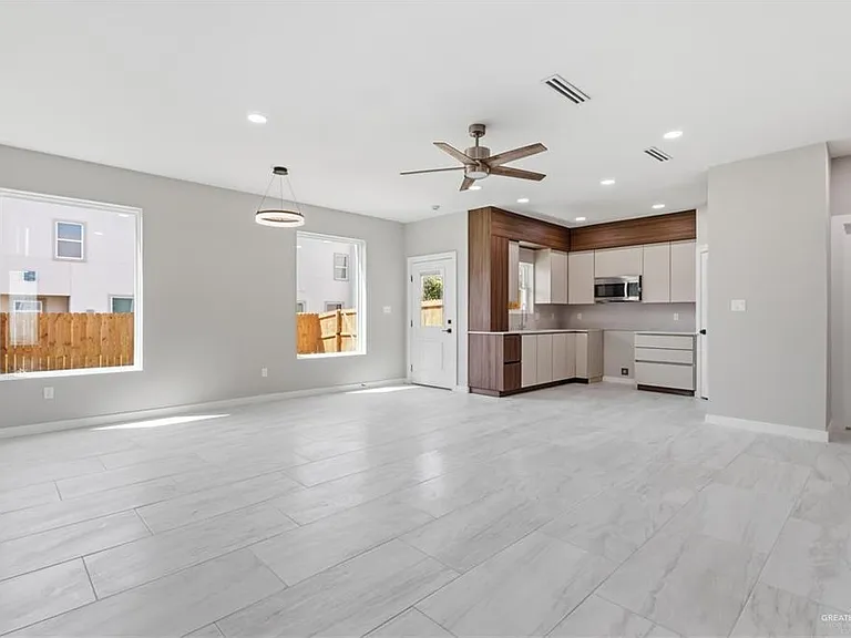2206 Corales St — Photo 2