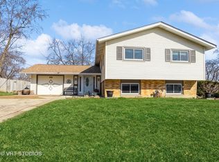600 Edgemont Ln, Hoffman Estates, IL 60169