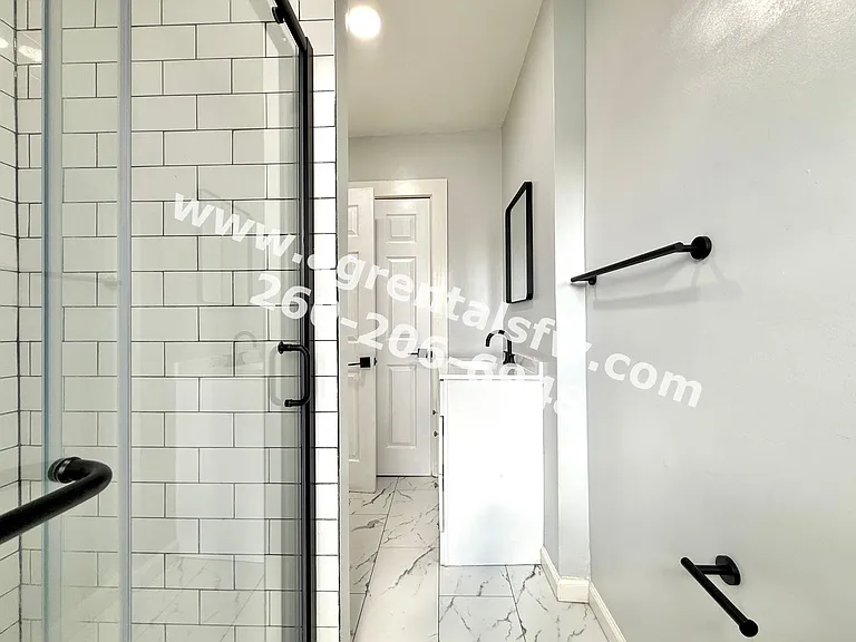 1829 Broadway — Photo 9